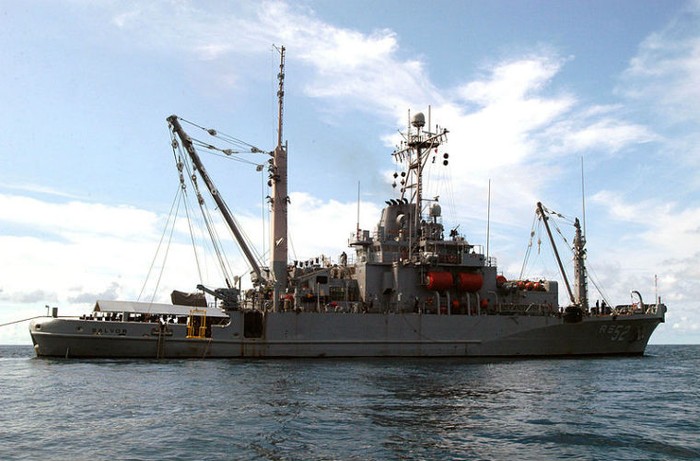 USNS Salvor (ARS-52) thuộc lớp tàu Safeguard có lượng giãn nước 3.282 tấn, dài 73m.